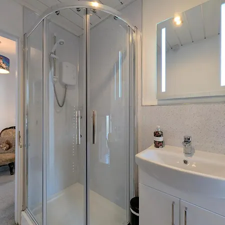 3 Bed In Sz469 *